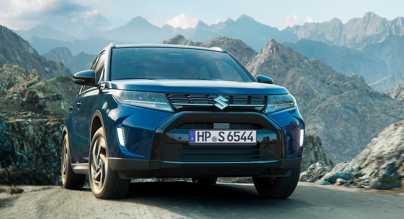 Vitara steht auf einem Hügel vor einer Bergkette