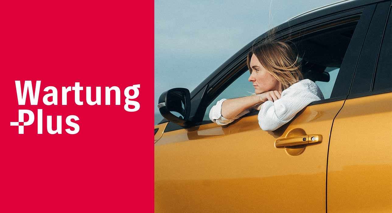 Frau sitzt in gelbem Suzuki und schaut aus dem heruntergekurbeltem Fenster der Fahrertür