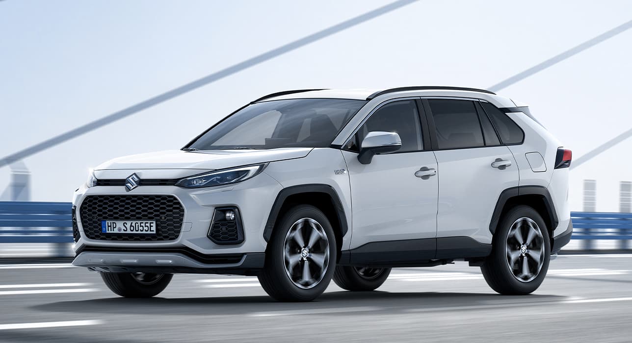 Ein weißer Across fährt dynamisch auf einer Brücke