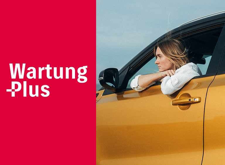 Frau sitzt in gelbem Suzuki und schaut aus dem heruntergekurbeltem Fenster der Fahrertür