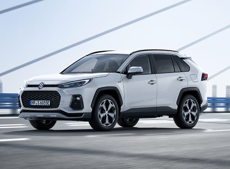 Ein weißer Across fährt dynamisch auf einer Brücke