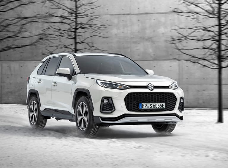 Weißer Across fährt durch eine karge Schneelandschaft