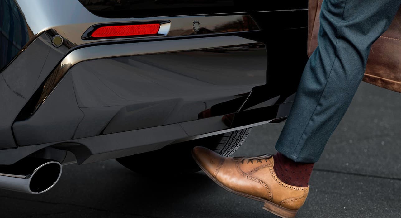 Abbildung zeigt Fuß, der elektrische Heckklappe öffnet