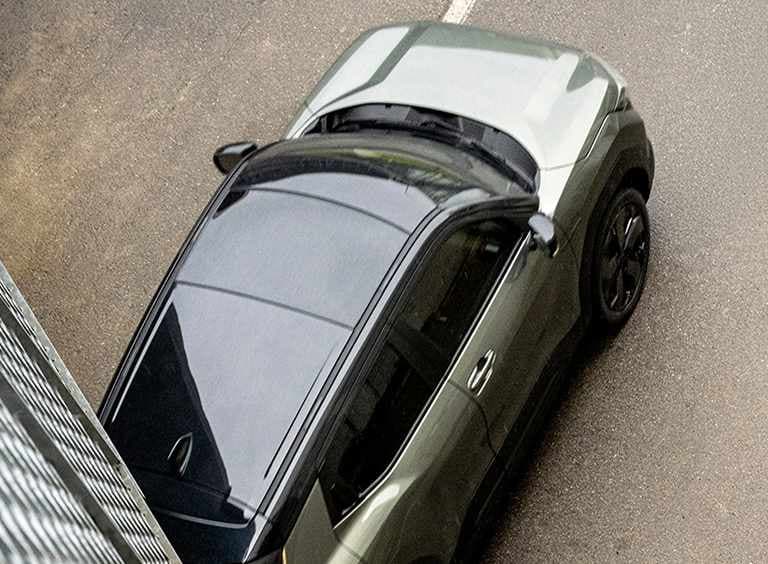 Der e VITARA von schräg oben, auf einer Straße fahrend.