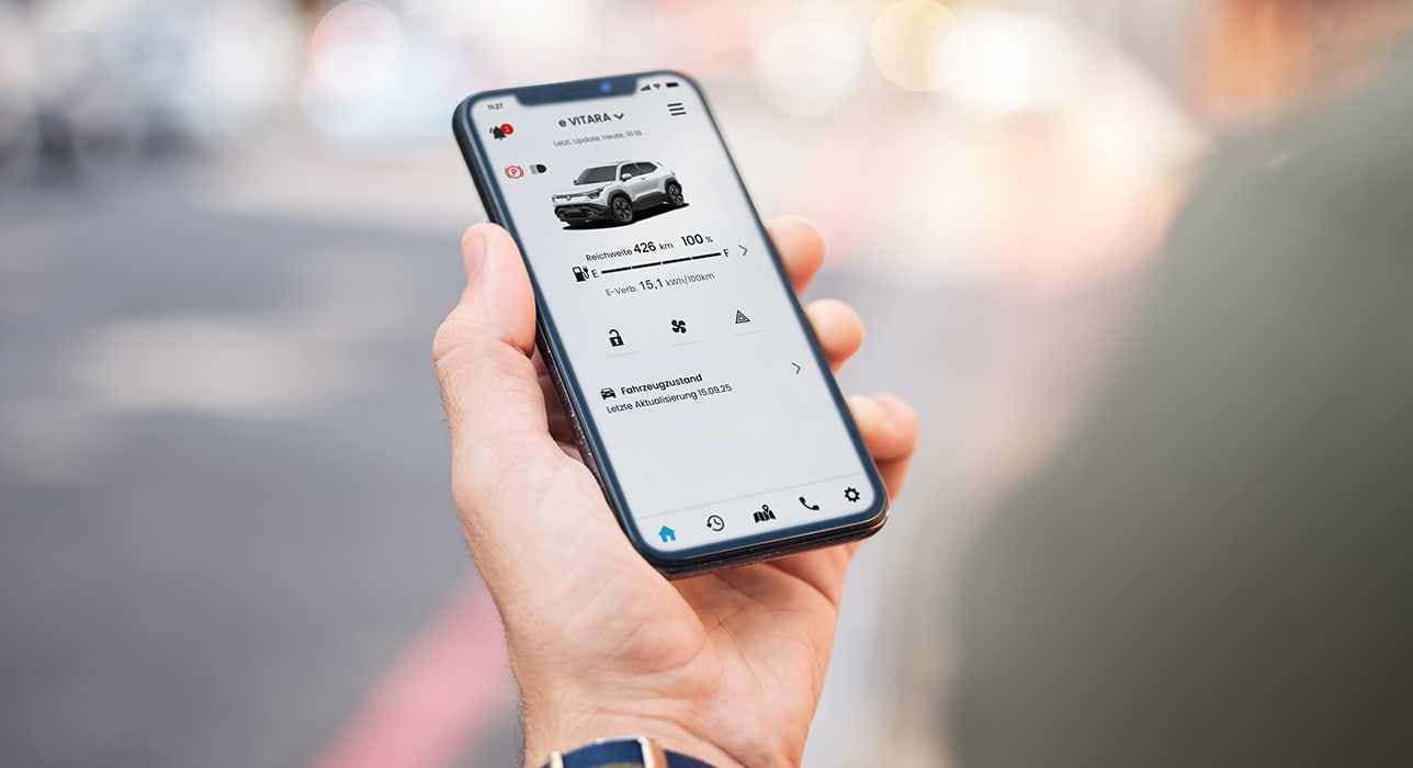 Eine Hand hält ein Smartphone, auf dem die SUZUKI CONNECT App geöffnet ist.