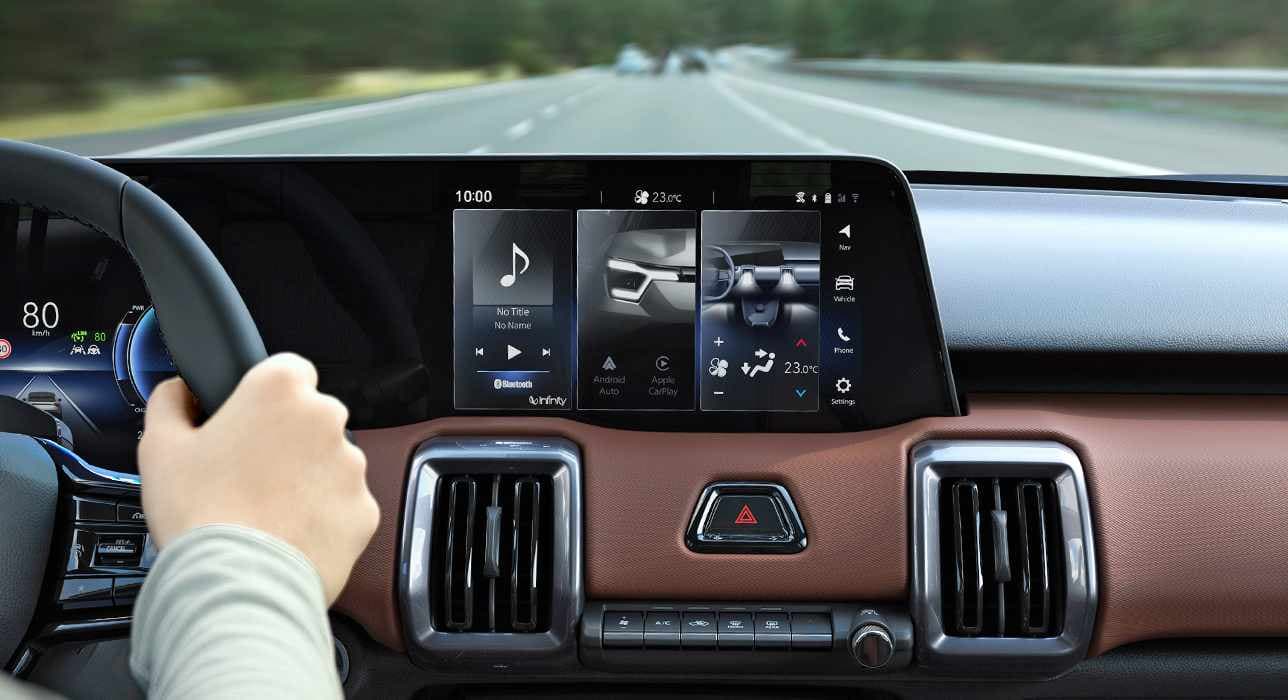 Eine Nahaufnahme des Kontrollzentrums: Das Display samt Lüftungsschlitzen darunter ist im Fokus.