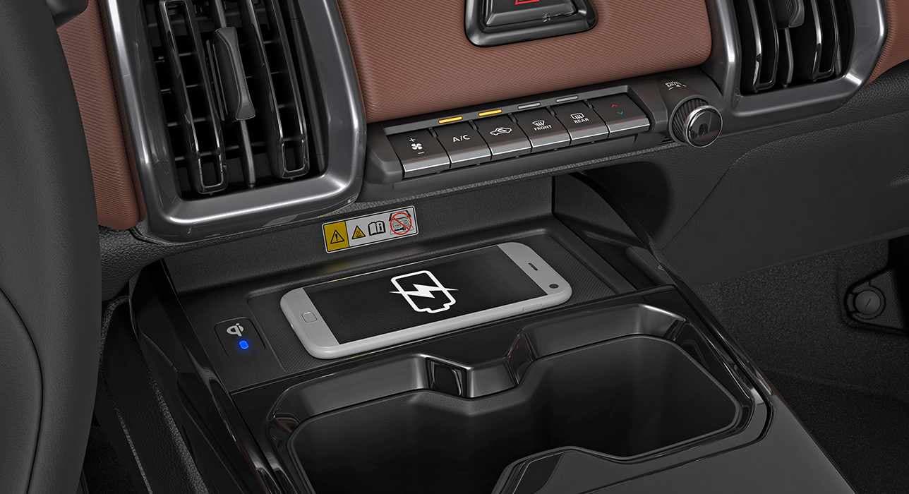 Ein Smartphone beim kabellosen Laden in der Mittelkonsole.