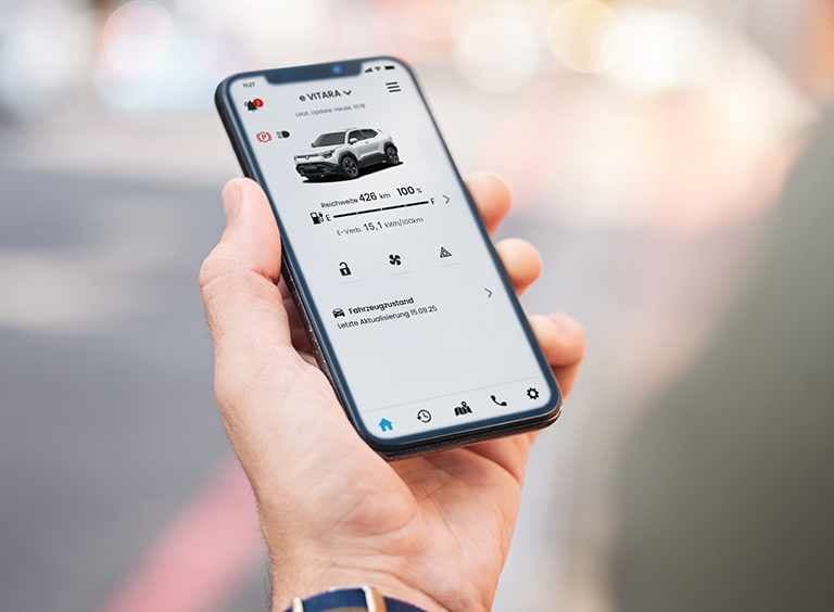 Eine Hand hält ein Smartphone, auf dem die SUZUKI CONNECT App geöffnet ist.