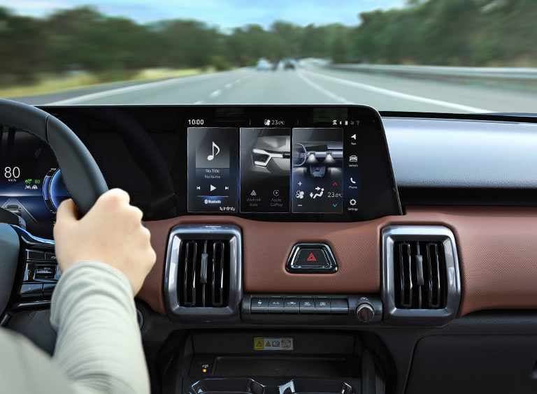 Eine Nahaufnahme des Kontrollzentrums: Das Display samt Lüftungsschlitzen darunter ist im Fokus.