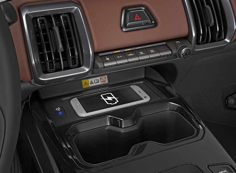 Ein Smartphone beim kabellosen Laden in der Mittelkonsole.