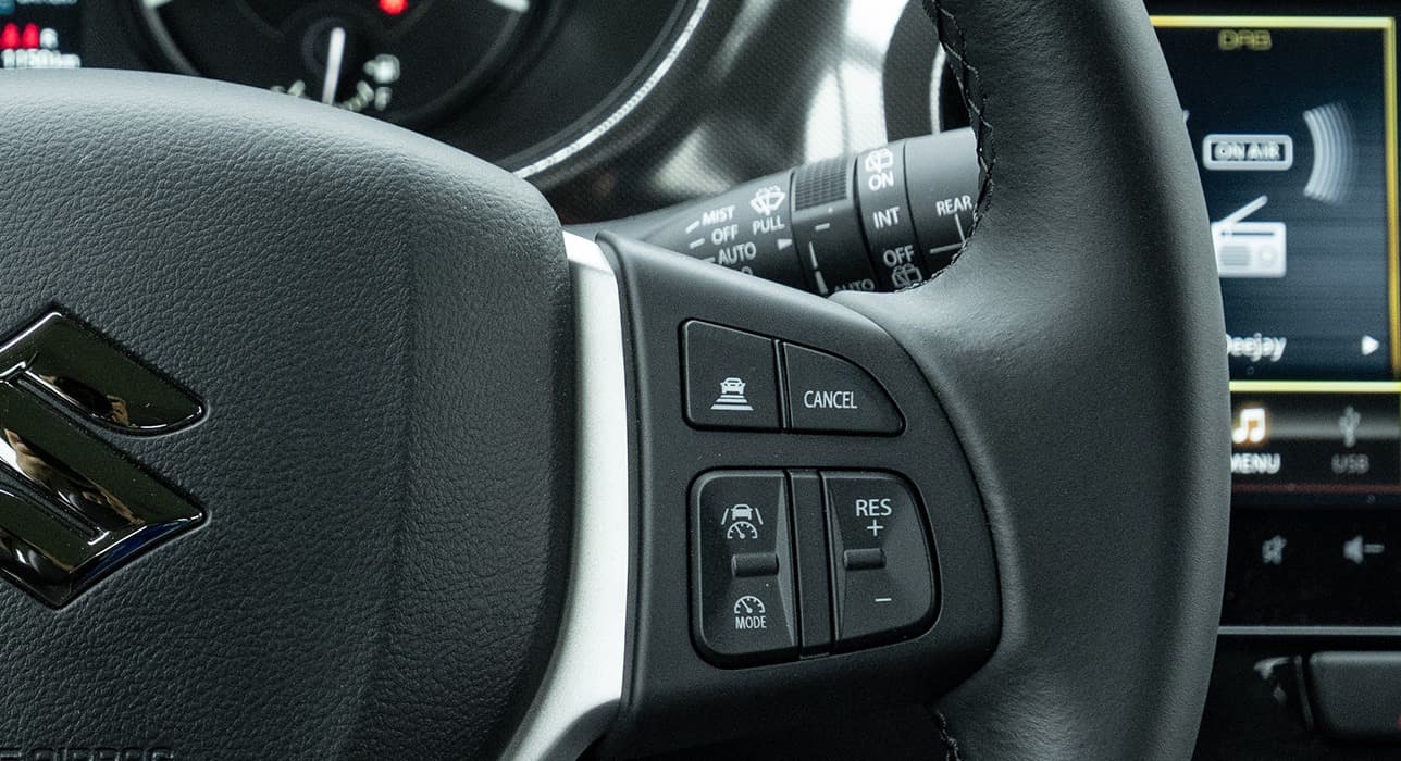 Abbildung zeigt Adaptiver Tempomat-Funktion (ACC) am Lenkrad