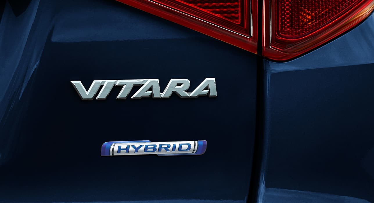 Abbildung zeigt Vitara Logo am Heck eines Autos