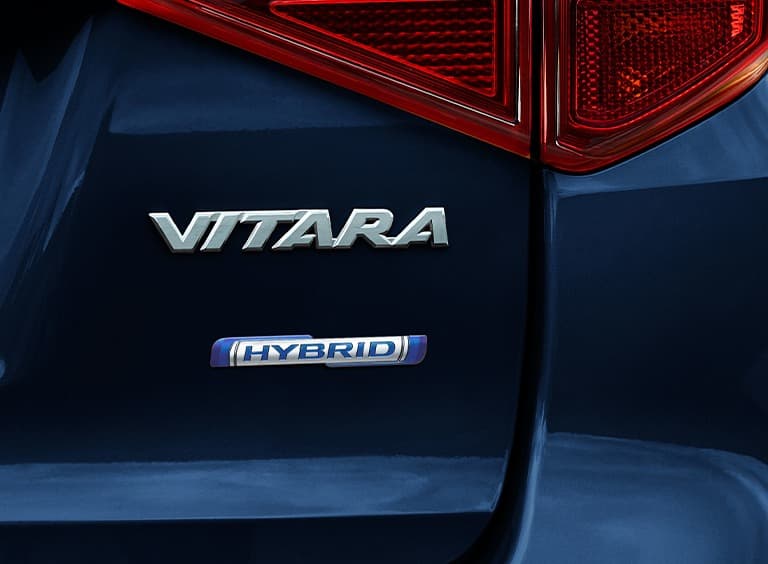 Abbildung zeigt Vitara Logo am Heck eines Autos