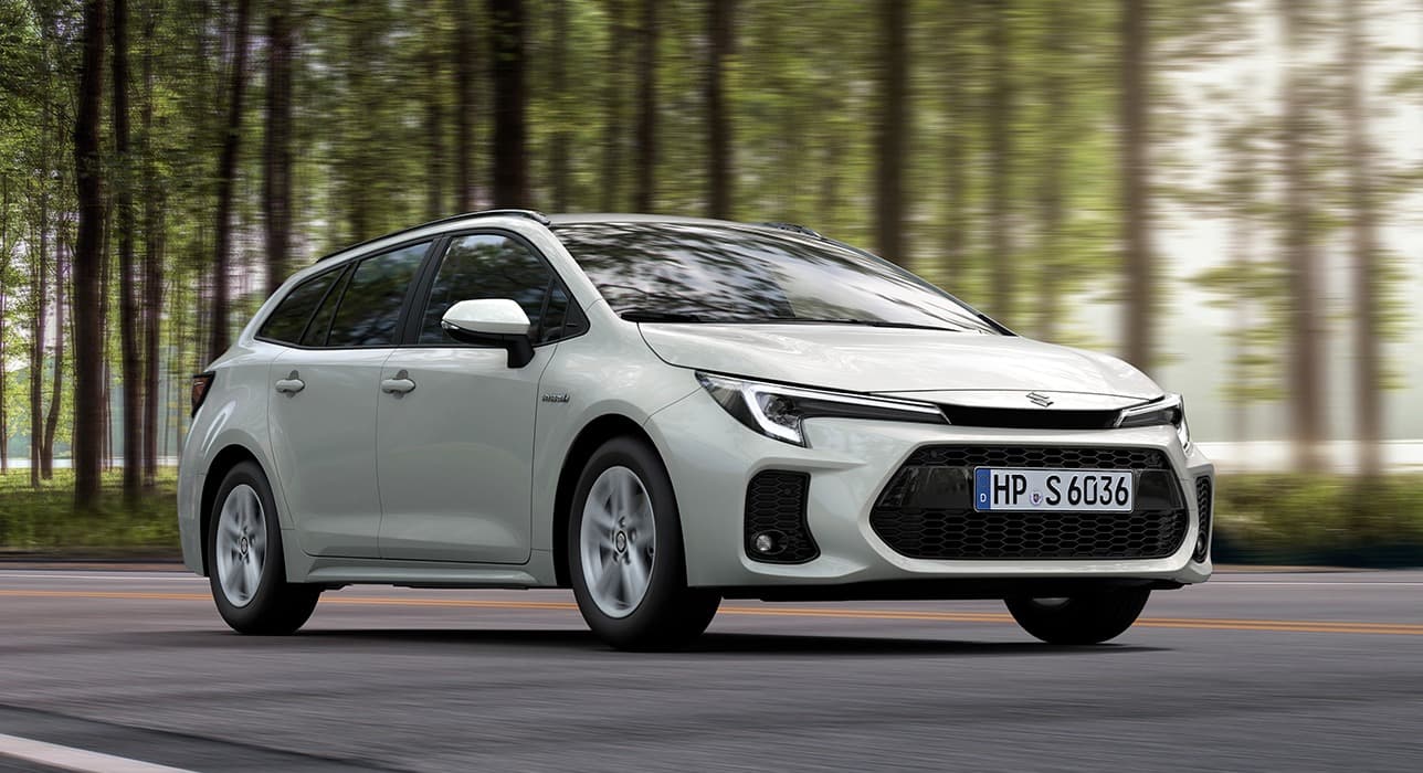 Abbildung zeigt dynamischen Suzuki Swace auf einer Landstraße