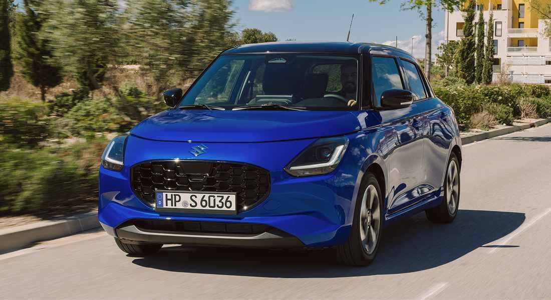 Abbildung zeigt blauen Swift auf einer Straße fahrend