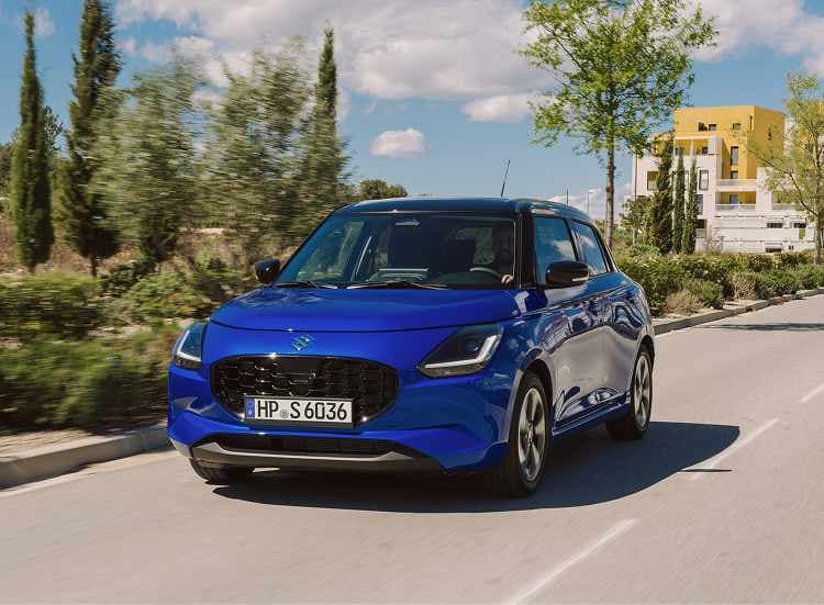 Abbildung zeigt blauen Swift auf einer Straße fahrend