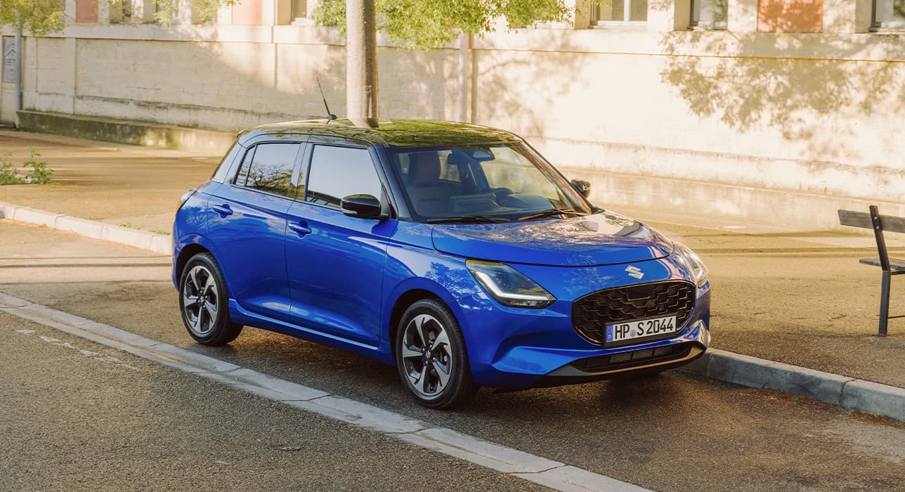 Abbildung zeigt blauen Swift auf einer Straße