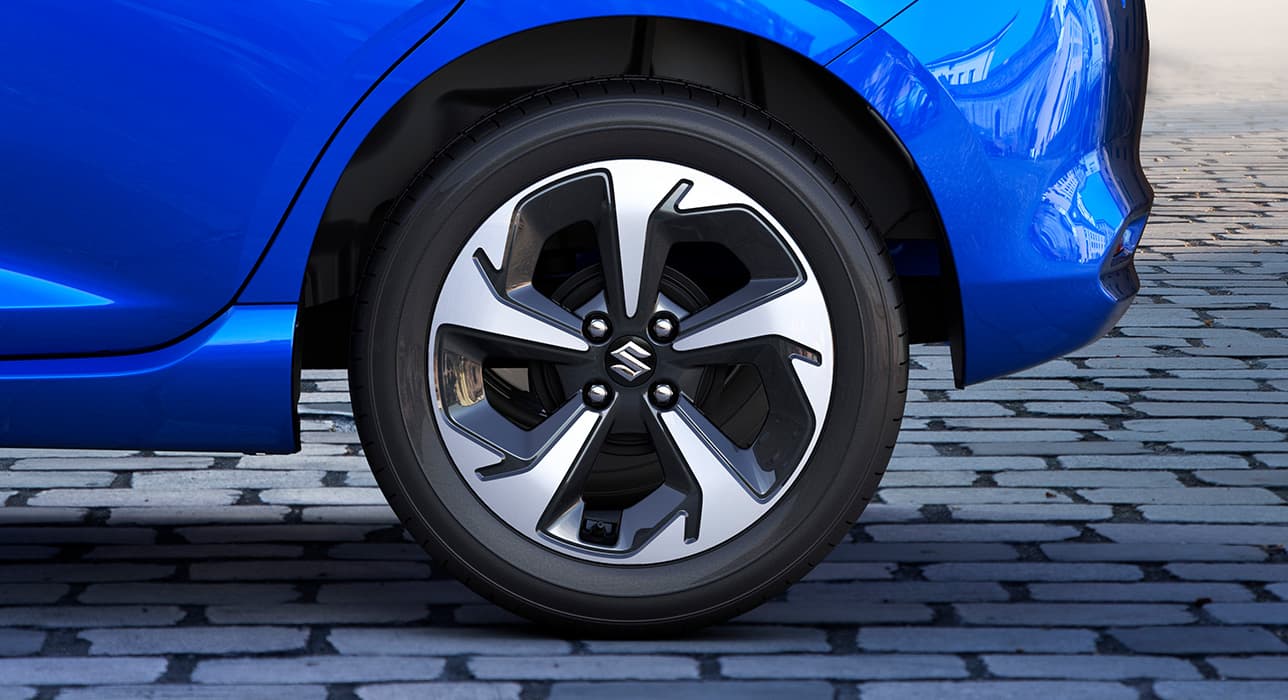 Abbildung zeigt 16"-Alufelgen an einem blauen Swift