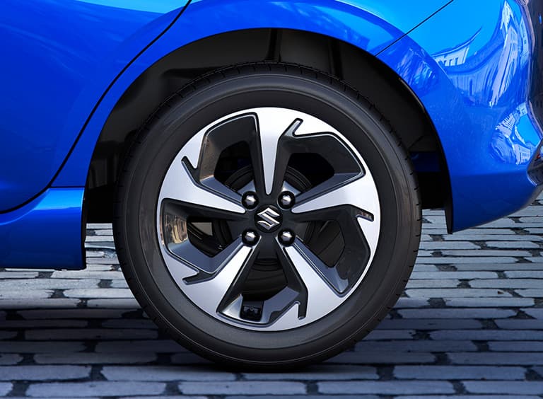Abbildung zeigt 16"-Alufelgen an einem blauen Swift